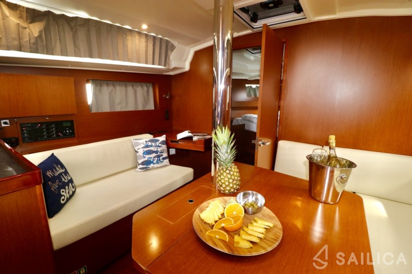 Oceanis 41.1 - Yacht Charter Sailica