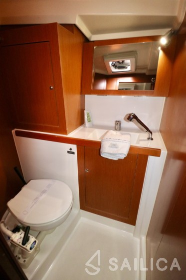 Oceanis 41.1 - Yacht Charter Sailica