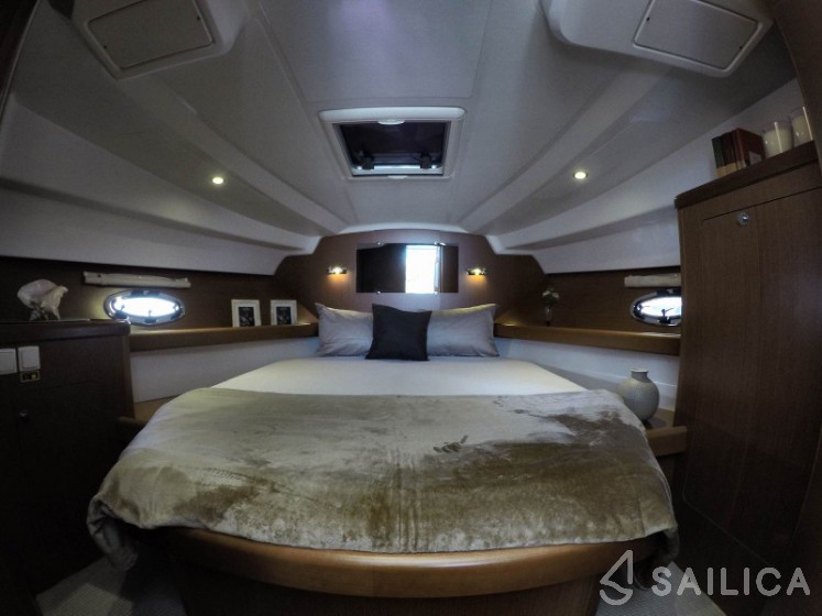 Antares 30 Fly - Yacht Charter Sailica