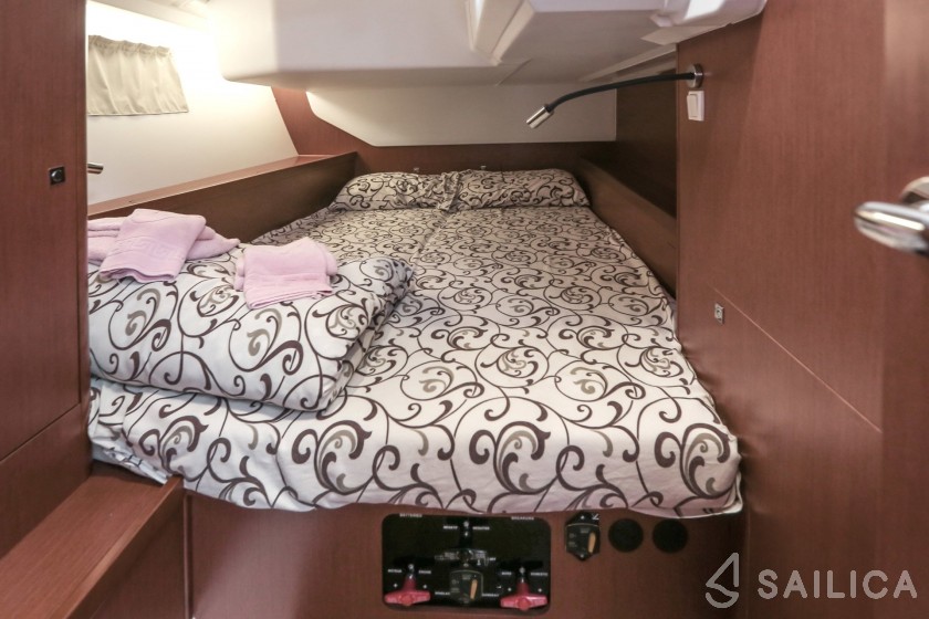 Oceanis 45 - Yacht Charter Sailica