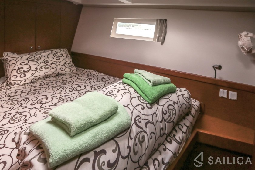 Oceanis 45 - Yacht Charter Sailica