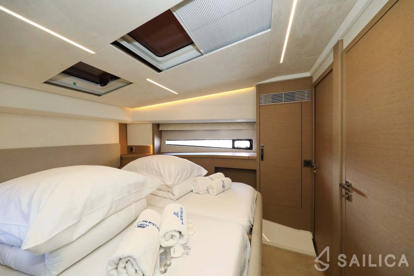 Prestige 46 Fly - Yacht Charter Sailica