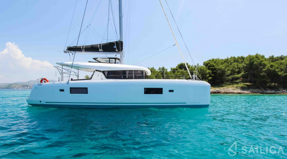 Lagoon 42 - Yacht Charter Sailica
