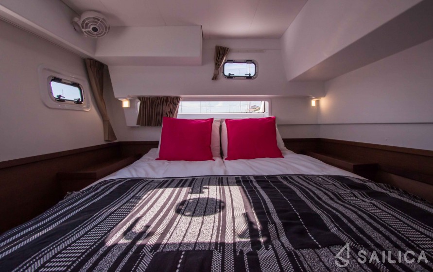 Lagoon 42 - Yacht Charter Sailica