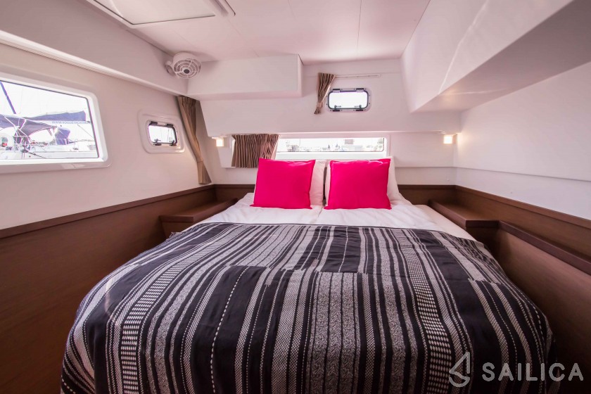 Lagoon 42 - Yacht Charter Sailica