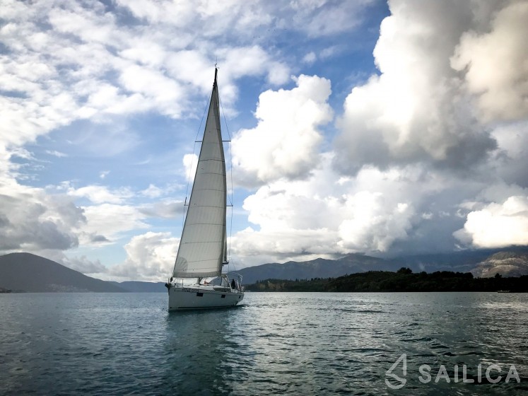 Oceanis 48 - Yacht Charter Sailica