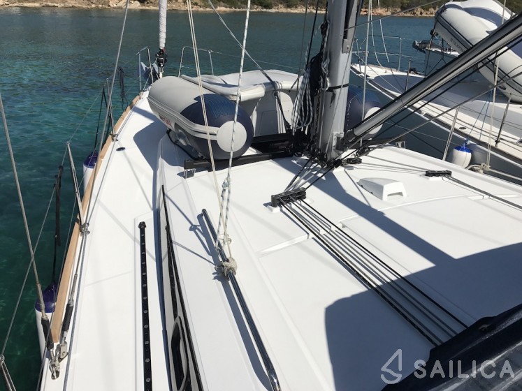 Oceanis 38.1 - Yacht Charter Sailica