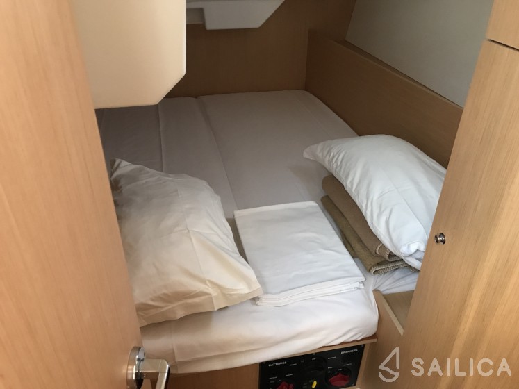 Oceanis 38.1 - Yacht Charter Sailica
