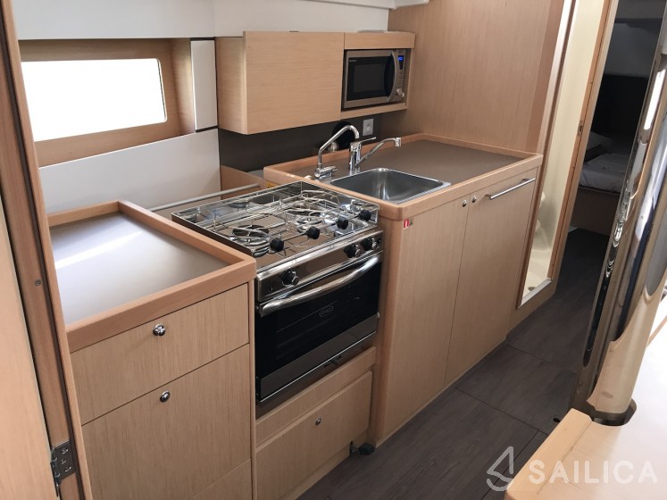 Oceanis 38.1 - Yacht Charter Sailica