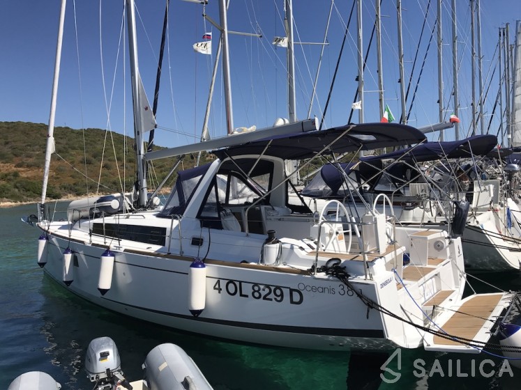 Oceanis 38.1 - Yacht Charter Sailica