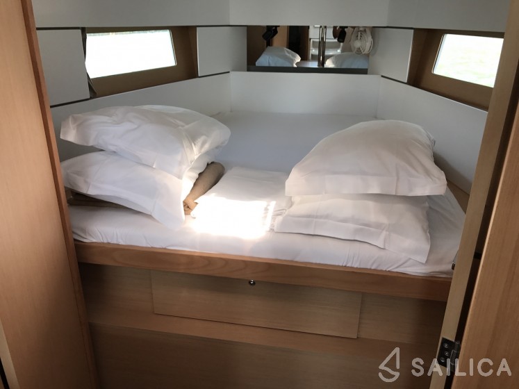Oceanis 38.1 - Yacht Charter Sailica