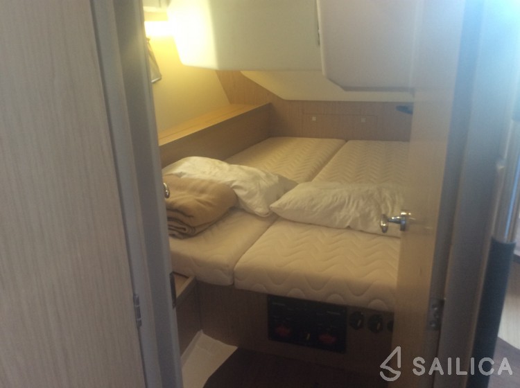 Oceanis 45 - Yacht Charter Sailica
