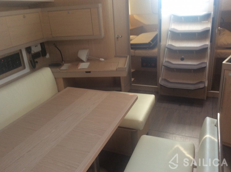 Oceanis 45 - Yacht Charter Sailica
