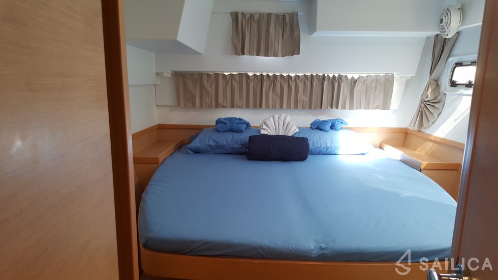 Lagoon 42 - Yacht Charter Sailica