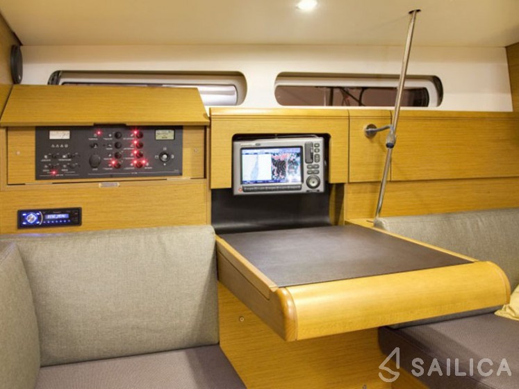 Oceanis 41.1 - Yacht Charter Sailica