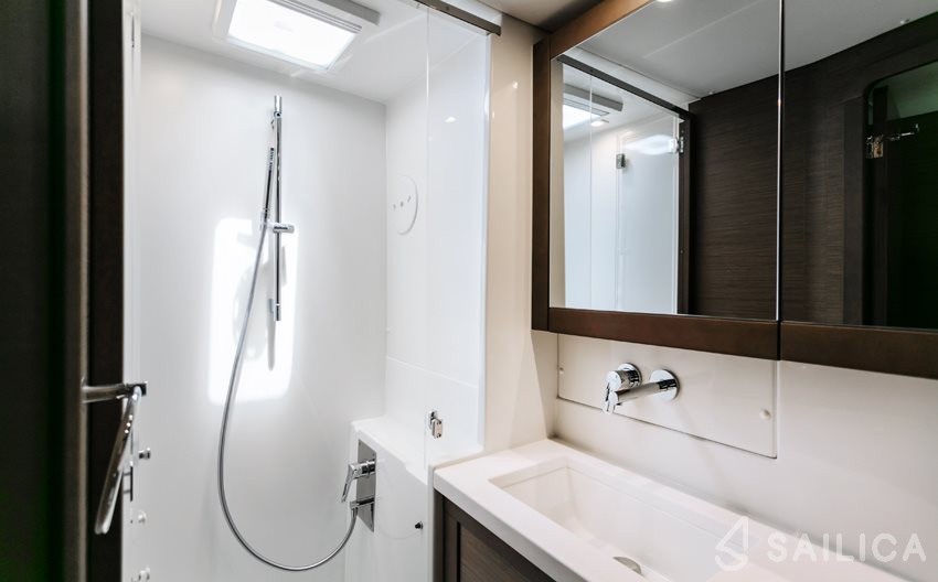 Lagoon 450  Flybridge - Yacht Charter Sailica