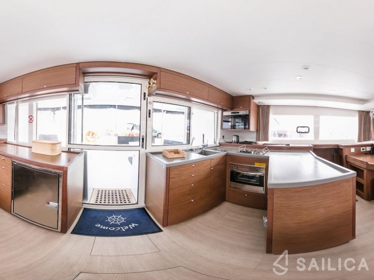 Lagoon 450  Flybridge - Yacht Charter Sailica