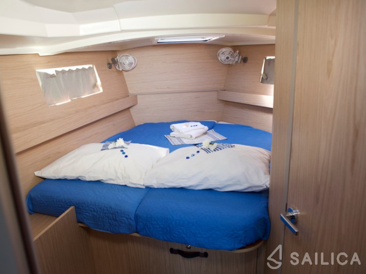 Oceanis 41.1 - Yacht Charter Sailica