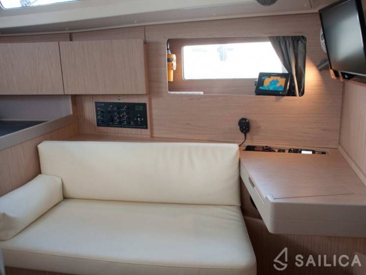 Oceanis 41.1 - Yacht Charter Sailica