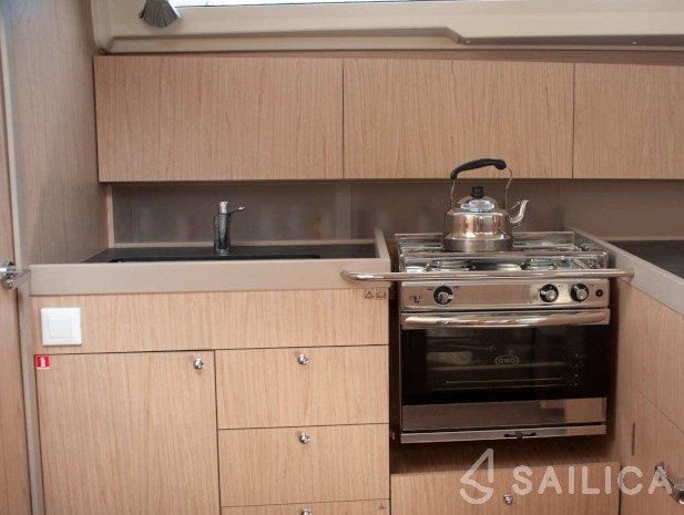 Oceanis 41.1 - Yacht Charter Sailica