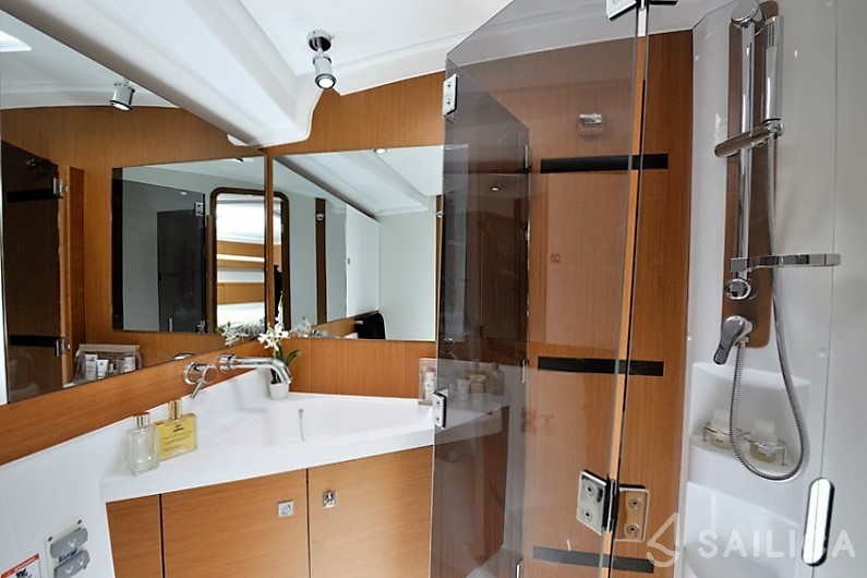 Jeanneau 53 - Yacht Charter Sailica