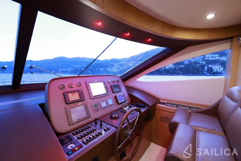 Deauville 760 - Yacht Charter Sailica