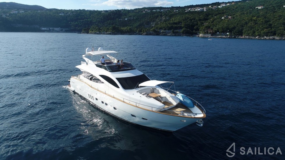 Deauville 760 - Yacht Charter Sailica