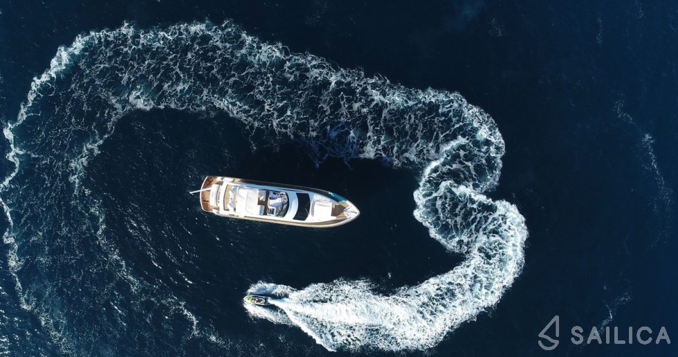 Deauville 760 - Yacht Charter Sailica