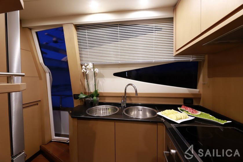 Deauville 760 - Yacht Charter Sailica