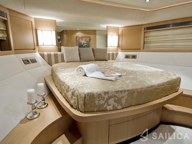 Deauville 760 - Yacht Charter Sailica