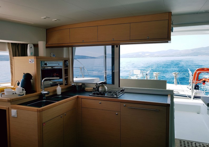Lagoon 400 S2 - Yacht Charter Sailica