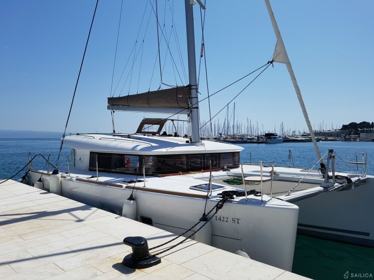 Lagoon 400 S2 - Yacht Charter Sailica