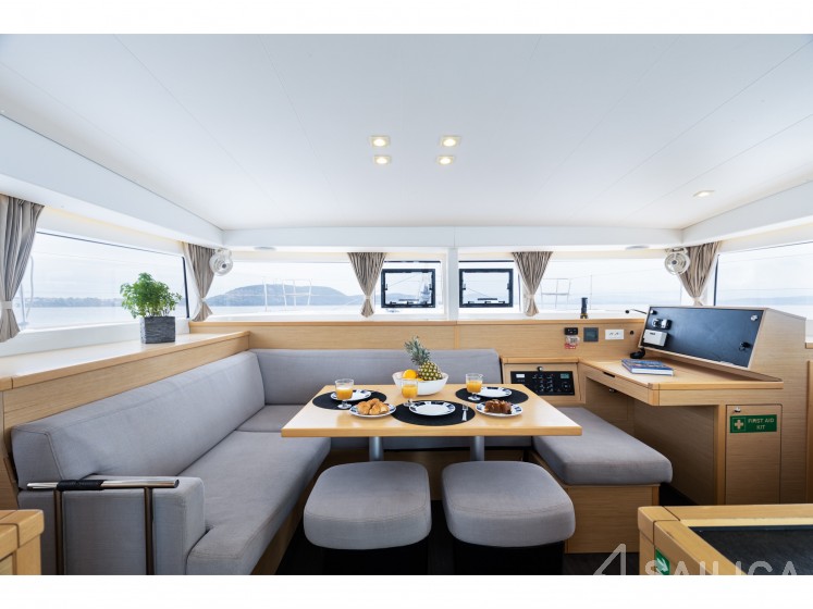 Lagoon 400 S2 - Yacht Charter Sailica