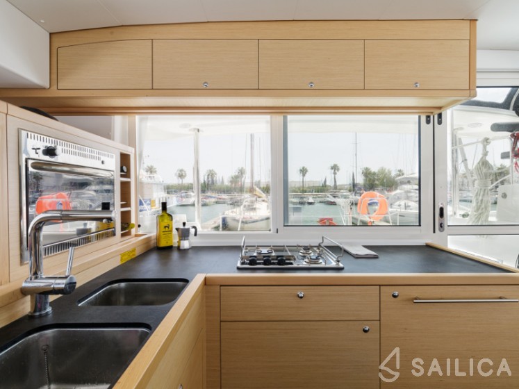 Lagoon 400 S2 - Yacht Charter Sailica