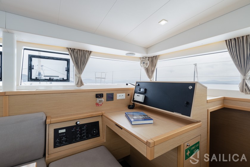 Lagoon 400 S2 - Yacht Charter Sailica