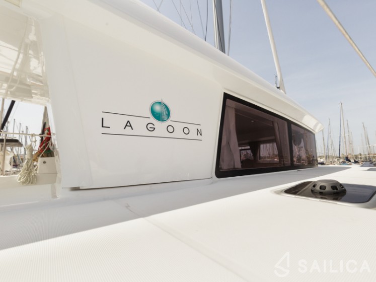 Lagoon 400 S2 - Yacht Charter Sailica