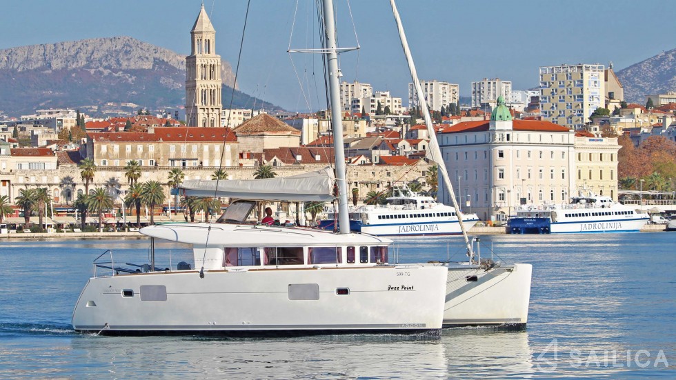 Lagoon 400 - Yacht Charter Sailica