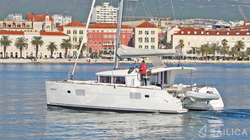 Lagoon 400 - Yacht Charter Sailica