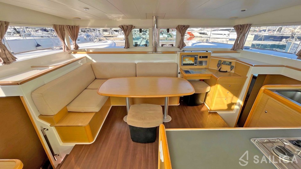 Lagoon 400 - Yacht Charter Sailica