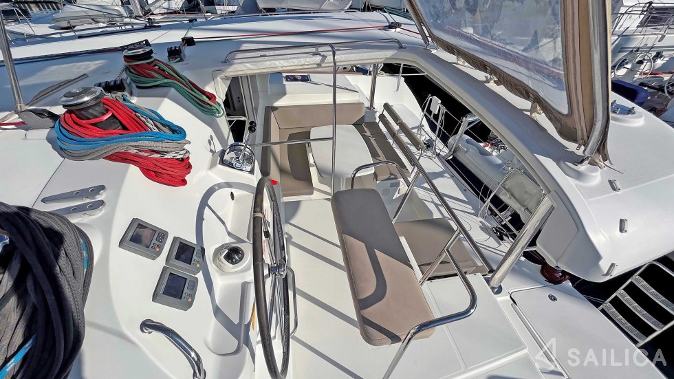 Lagoon 400 - Yacht Charter Sailica