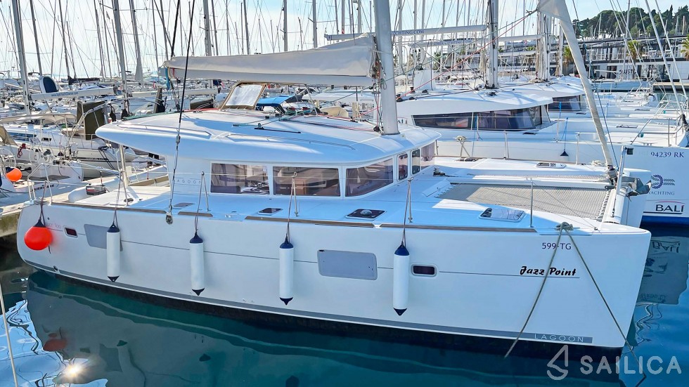 Lagoon 400 - Yacht Charter Sailica