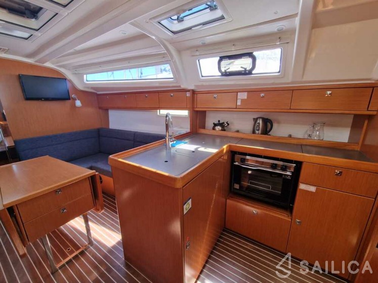 Bavaria 37 Cruiser - Yacht Charter Sailica