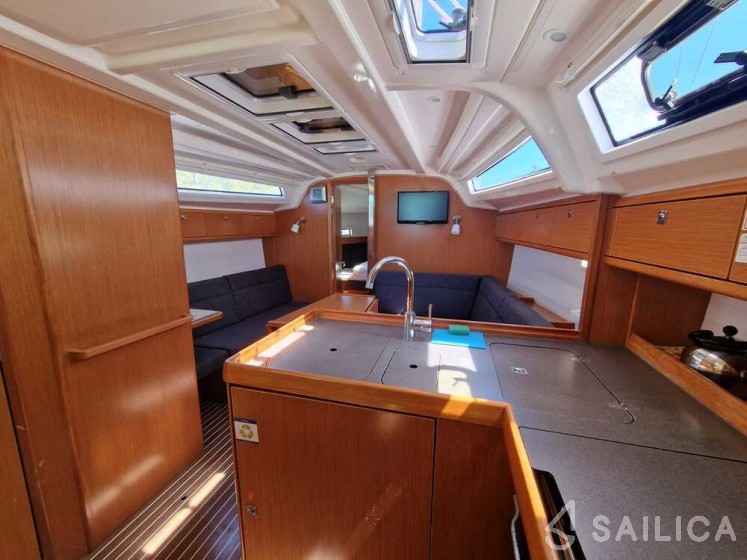 Bavaria 37 Cruiser - Yacht Charter Sailica