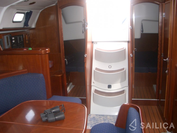 Oceanis 411 - Yacht Charter Sailica