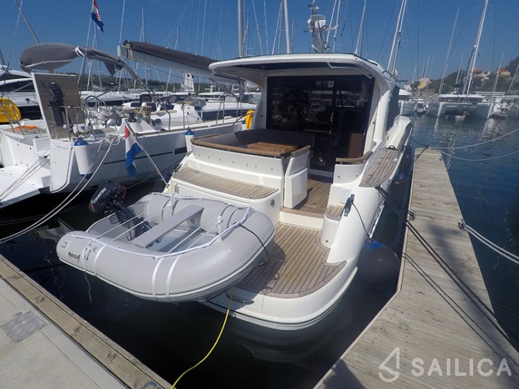 Marex 375 - Yacht Charter Sailica