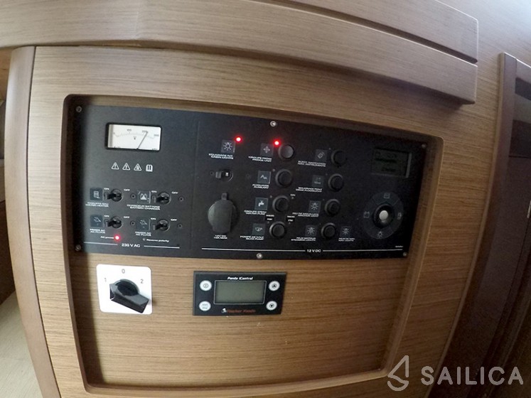 Lagoon 42 - Yacht Charter Sailica