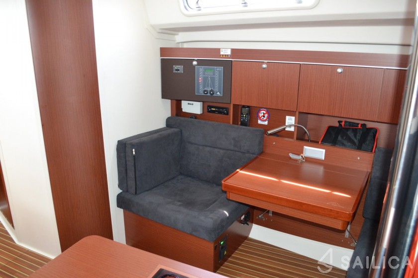 Hanse 415 - Yacht Charter Sailica