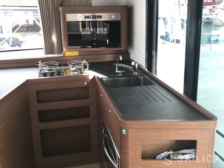 Lagoon 42 - Yacht Charter Sailica