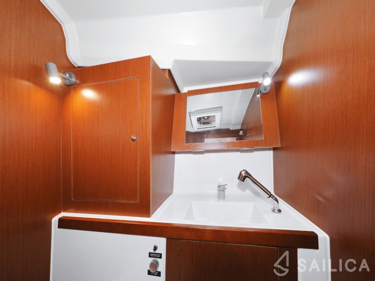 Oceanis 41.1 - Yacht Charter Sailica