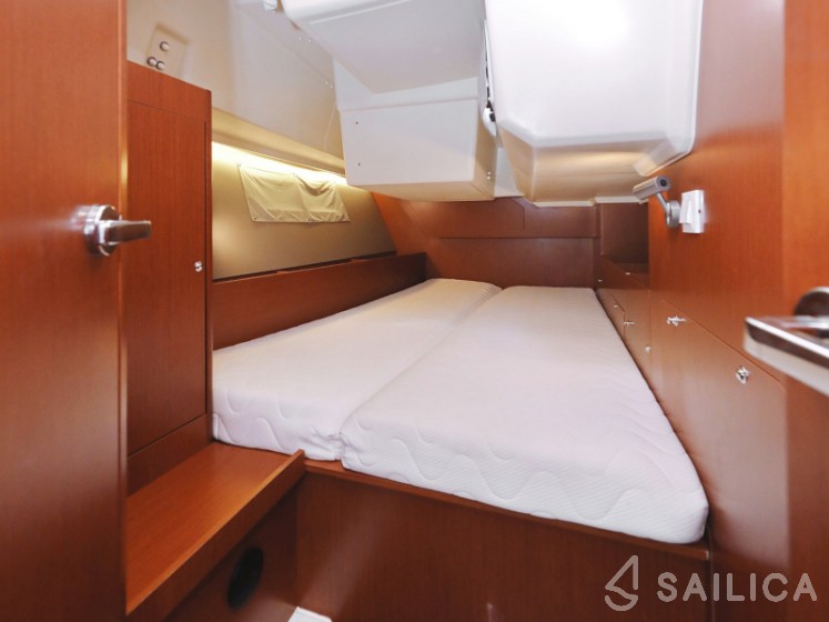 Oceanis 41.1 - Yacht Charter Sailica